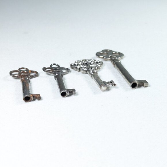 SET of 4 decorative vintage skeleton Key pendants, home decor, vintage latch key - Picture 5 of 7
